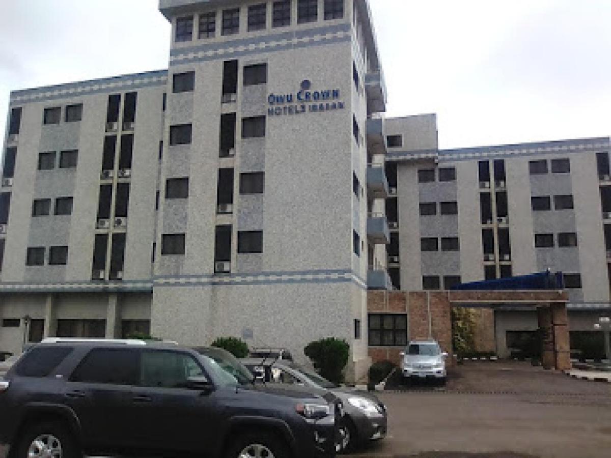 Room In Lodge - Owu Crown Hotel, Ibadan Buitenkant foto