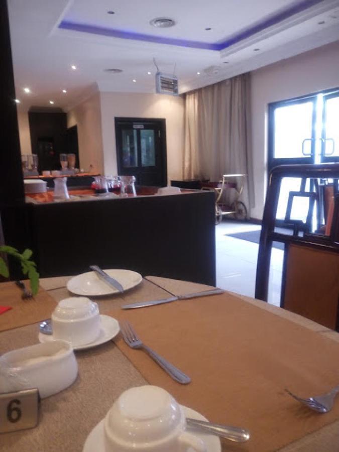 Room In Lodge - Owu Crown Hotel, Ibadan Buitenkant foto